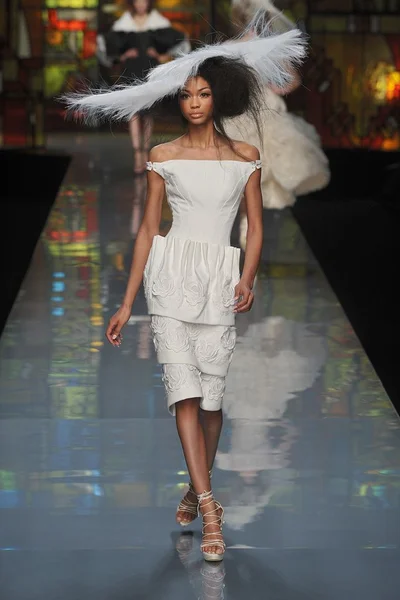 Look 16
